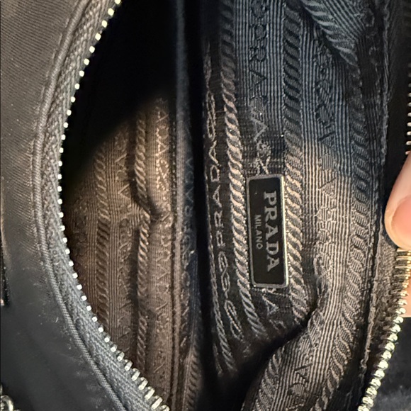 Prada Re-Edition 2005 Re-Nylon bag in black - Picture 7 of 13